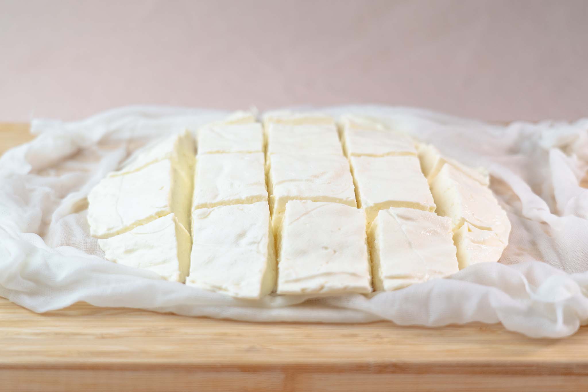 Cheese making with raw, goat's or sheep's milk