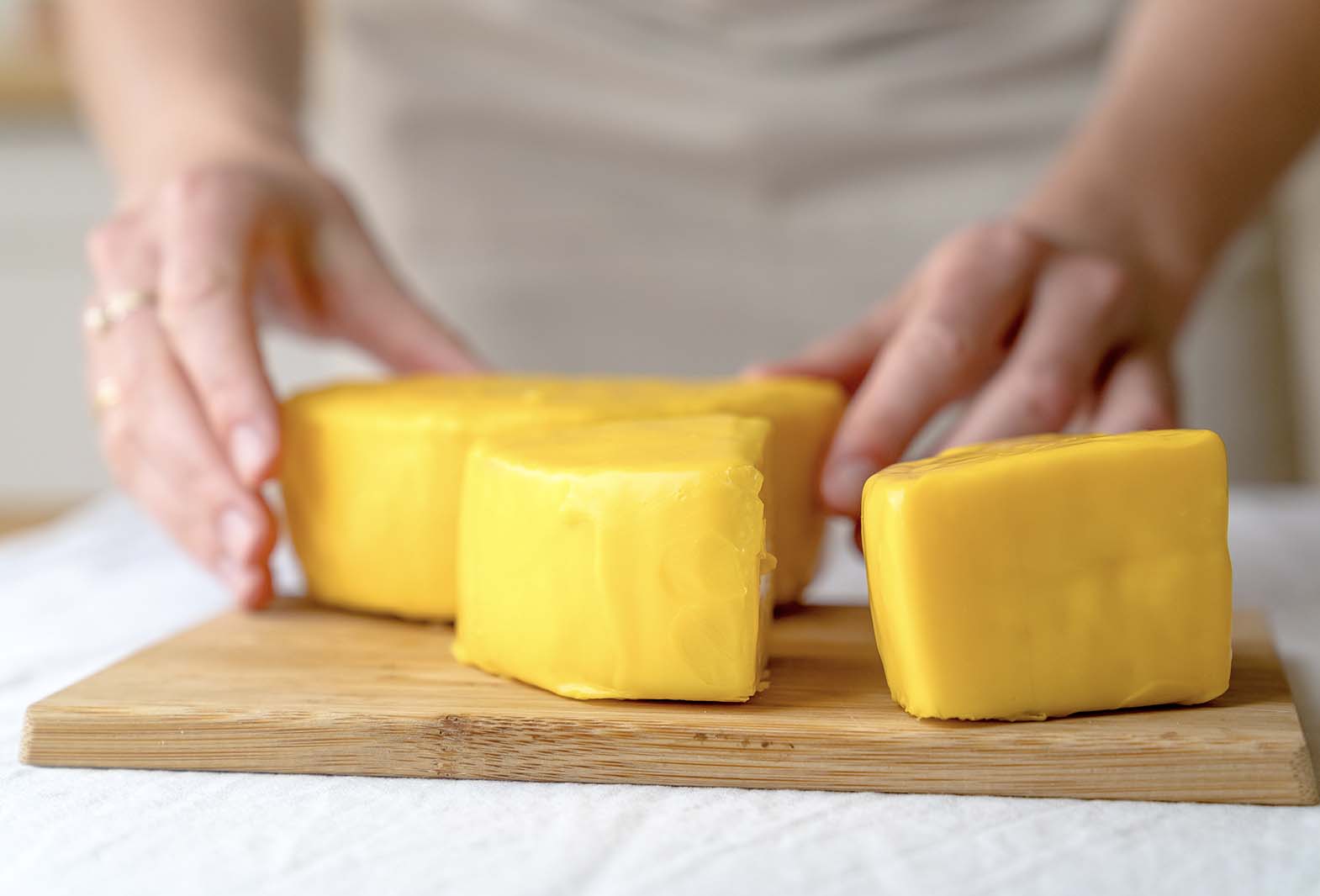 Tray and draining mat  Moulding of soft cheese in block moulds